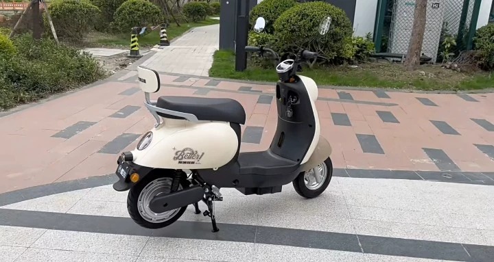 个人闲置爱玛同款电动车，二手出售，可上白牌，续航50公里，包